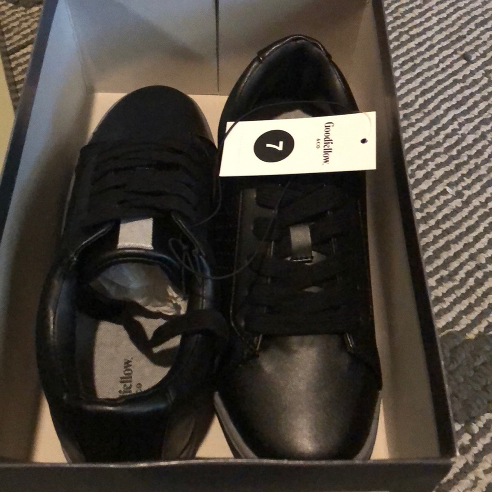 Men’s shoe - Picture 2 of 5